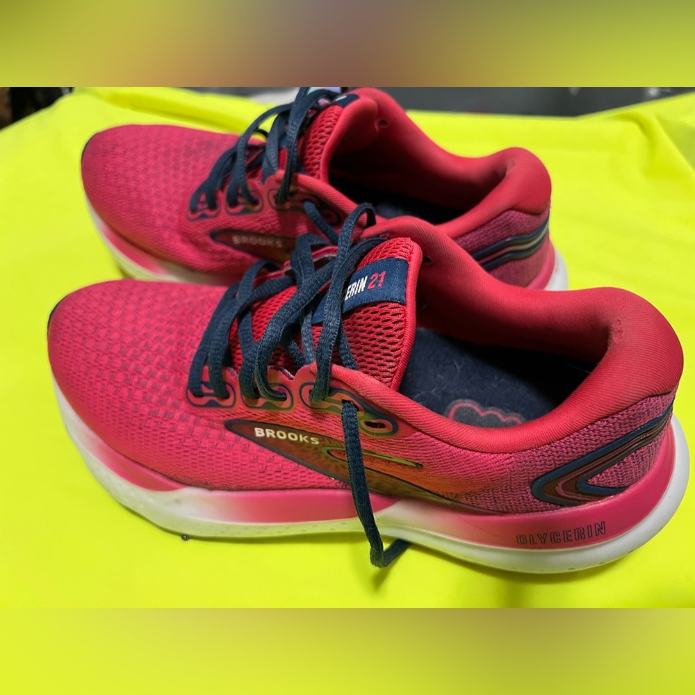 Brooks Glycerin 21 Women's Athletic sneakers. Pink w Navy soft shoes Size 8